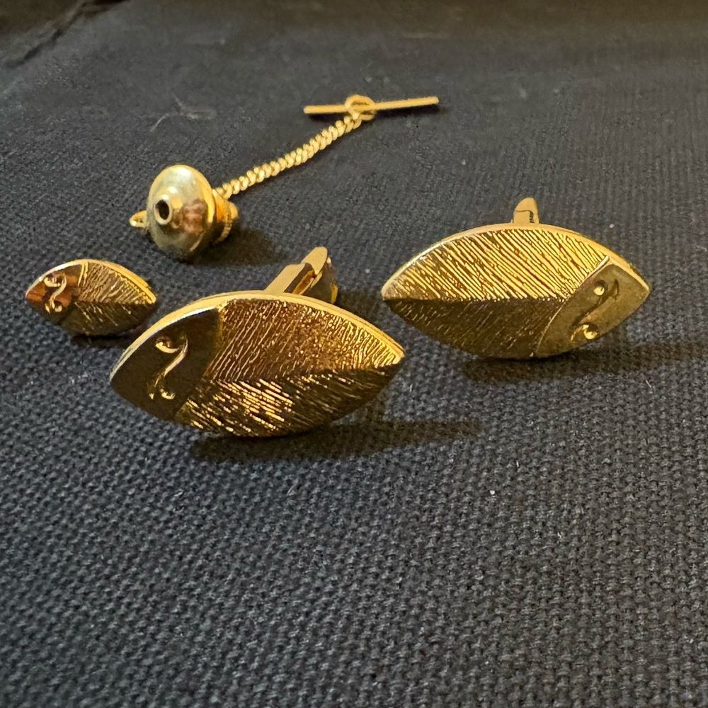 Vintage gold tone cuff links and tie pin with chain 20th century men’s fashions